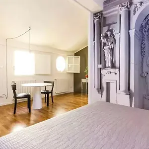 Otel 4 Patroni