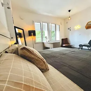 Stylish Studio Metro 40 Apartment