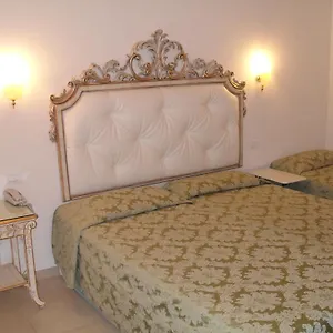 Konukevi Residenza Due Torri Check In Presso Vicolo Cattani 7