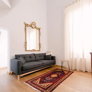Grande, Moderno In Edificio Storico *
